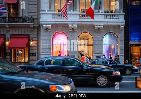 Vetrina negozio Versace sulla Fifth Avenue a Manhattan New York USA. Foto Stock