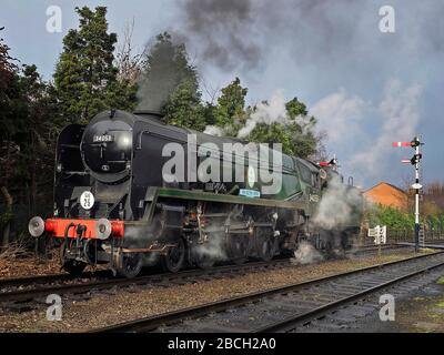 Luogo di vapore in un raccordo della stazione ferroviaria del patrimonio storico centrale di Loughborough Foto Stock