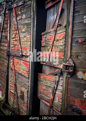 Vecchio carrozza dilapidati nello Yard della stazione ferroviaria centrale del patrimonio di Loughborough. Dolore peeling aspetto rustico. Foto Stock