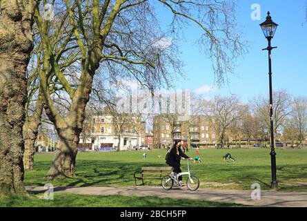 Esercizio consentito nei campi di Highbury durante la pandemia di coronavirus Aprile 2020, a Islington, nel nord di Londra, nel Regno Unito Foto Stock