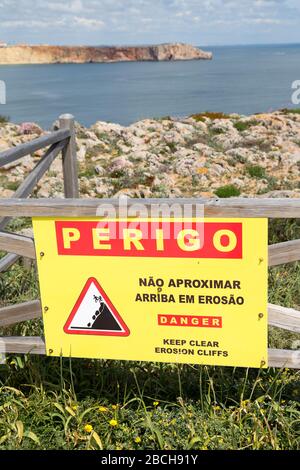Perigo pericolo segno, tenere lontano da scogliere di erosione, Ponta de Sagres, Sagres Point, Algarve, Portogallo Foto Stock