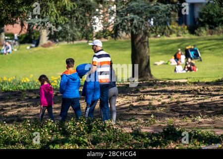 Lo Stadtgarten nel centro di Essen, parco cittadino, Sabato, 04.04.20, la gente rispetta il divieto di contatto, mantenere la loro distanza, non molti visitatori nonostante su Foto Stock