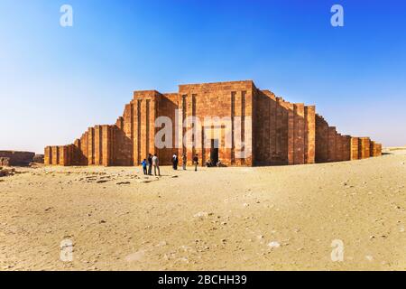 Saqqara, Egitto - 31 dicembre 2014: turisti di fronte alla necropoli di Saqqara, che è un patrimonio mondiale UNESCO situato vicino al Cairo, Egitto Foto Stock