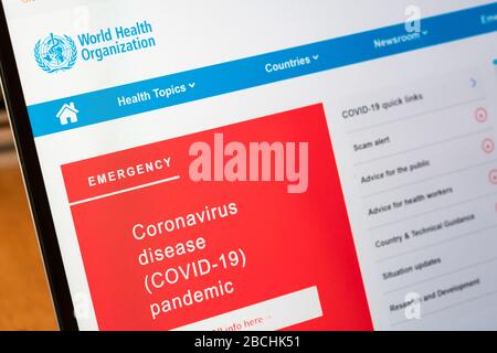 Il 4 aprile 2020, la pagina web dell'Organizzazione Mondiale della Sanità CHE contiene informazioni sulla pandemia di Covid-19 su uno schermo informatico Foto Stock
