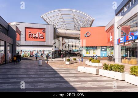 Il centro commerciale Basingstoke Malls è in gran parte vuoto con persone che mantengono le distanze sociali durante la pandemia Coronavirus Covid-19, 4 aprile 2020 Foto Stock