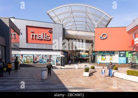 Il centro commerciale Basingstoke Malls è in gran parte vuoto con persone che mantengono le distanze sociali durante la pandemia Coronavirus Covid-19, 4 aprile 2020 Foto Stock