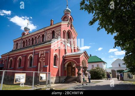 STARAYA LADOGA, CIRCA-GIUGNO 2016: Edificio in mattoni rossi della chiesa è sul cortile del monastero di San Nicola. La comunità monastica maschile si trova sul fiume Volkhov, Vo Foto Stock