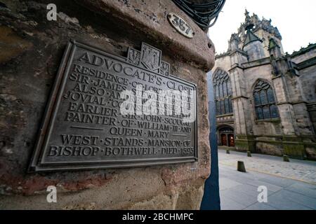 Cartello all'ingresso di Advocate's Close a Edinburgh Old Town, Scotland, UK Foto Stock