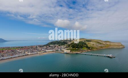 Llandudno Pier dal mare che mostra il molo, llandduno, alberghi e la Grande Orme con Snowdonia sullo sfondo. Galles del Nord Regno Unito Foto Stock