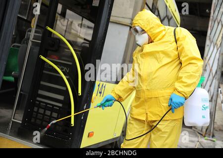 Lviv, Ucraina, 03 marzo 2020. I lavoratori disinfettano un filobus dopo che è arrivato in un deposito di autobus. Il primo caso di nuovo coronavirus Covid-19 è stato con Foto Stock