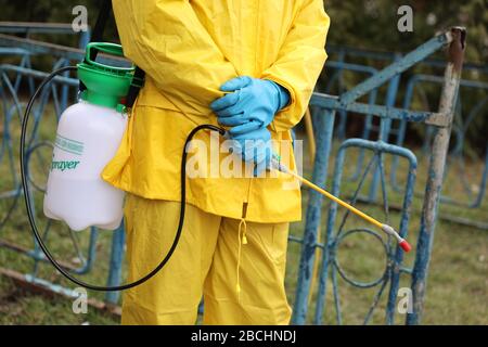 Lviv, Ucraina, 03 marzo 2020. I lavoratori disinfettano un filobus dopo che è arrivato in un deposito di autobus. Il primo caso di nuovo coronavirus Covid-19 è stato con Foto Stock