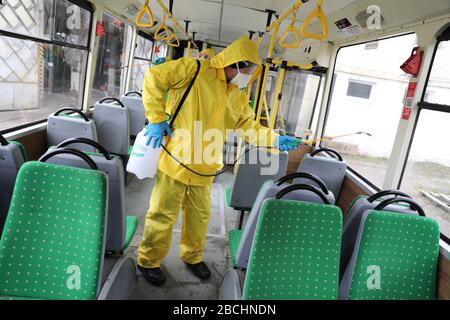 Lviv, Ucraina, 03 marzo 2020. I lavoratori disinfettano un filobus dopo che è arrivato in un deposito di autobus. Il primo caso di nuovo coronavirus Covid-19 è stato con Foto Stock