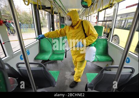 Lviv, Ucraina, 03 marzo 2020. I lavoratori disinfettano un filobus dopo che è arrivato in un deposito di autobus. Il primo caso di nuovo coronavirus Covid-19 è stato con Foto Stock