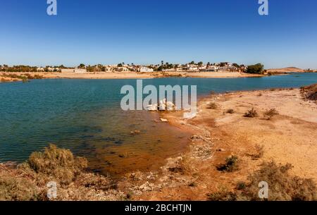 Abu Simbel, Egitto - 20 gennaio 2015: La riva del fiume Nilo e il piccolo villaggio egiziano sul sito opposto del fiume vicino ad Abu Simbel in Egitto Foto Stock