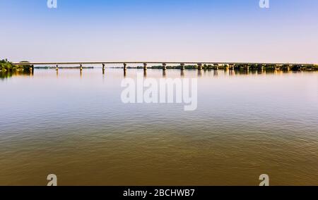 Vista panoramica sul fiume Nilo con il ponte a Dongola, Sudan. Foto Stock