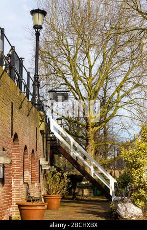 Scale e alberi di legno accanto al canale Oudegracht di Utrecht Foto Stock