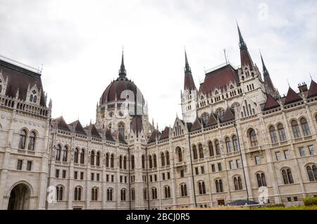 Edificio del Parlamento ungherese Orszaghaz a Budapest, Ungheria. La sede dell'Assemblea Nazionale. Foto di dettaglio della facciata. Casa costruita in stile neo-gotico. Foto orizzontale. Foto Stock