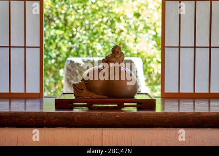 Scultura dell'uomo seduto sul sacchetto pieno di soldi Foto Stock