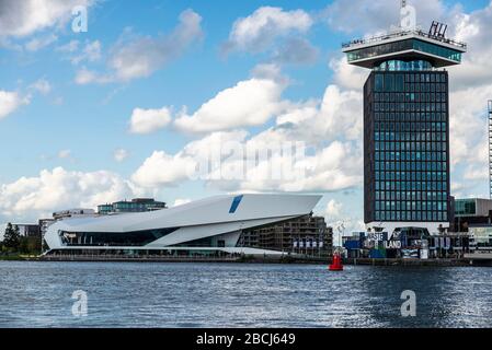 Amsterdam, Paesi Bassi - 7 settembre 2018: Eye Filmmuseum e A'DAM Lookout nel quartiere Overhoeks di Amsterdam, Paesi Bassi Foto Stock
