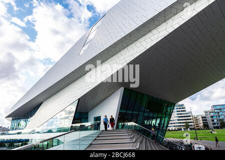 Amsterdam, Paesi Bassi - 7 settembre 2018: Facciata del museo Eye Filmmuseum con gente intorno nel quartiere Overhoeks di Amsterdam, Paesi Bassi Foto Stock