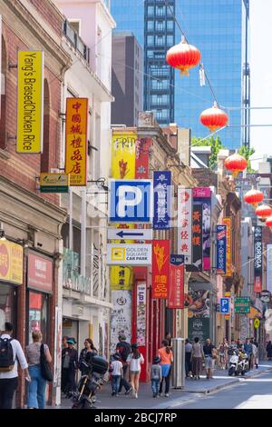Negozi e cartelli cinesi, Little Bourke Street, Chinatown, City Central, Melbourne, Victoria, Australia Foto Stock