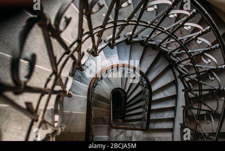 Bella vecchia scala a chiocciola a Istanbul, Turchia Foto Stock