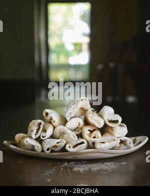 TIL PITHA, un dolce tradizionale (cibo) di Assam. Foto Stock