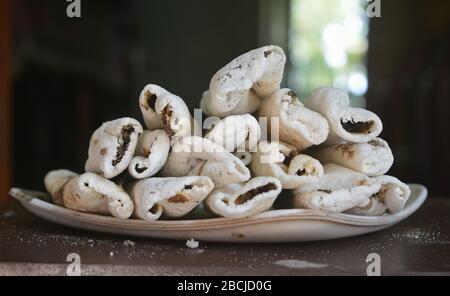 TIL PITHA, un dolce tradizionale (cibo) di Assam. Foto Stock