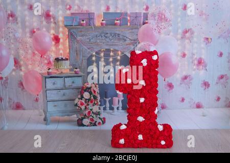 Arredamento primo compleanno. Il numero 1 sotto forma di pinata. Rosso primo  compleanno pinata . Decorazione interna per un bambino bambino compleanno è  1 anno in ultra Foto stock - Alamy