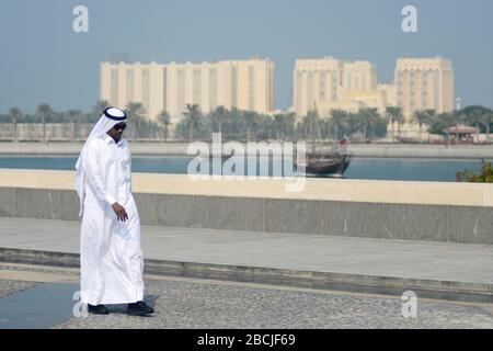 L'uomo musulmano saudita a Corniche, Doha, Qatar Foto Stock