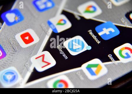 Valverde (CT), Italia - 04 aprile 2020: Vista ravvicinata dell'app Telegram Icon su uno smartphone Android, incluse altre icone. Foto Stock