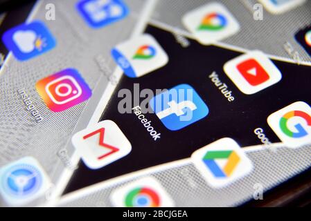 Valverde (CT), Italia - 04 aprile 2020: Vista ravvicinata dell'applicazione icone di Facebook su uno smartphone Android, incluse altre icone. Foto Stock