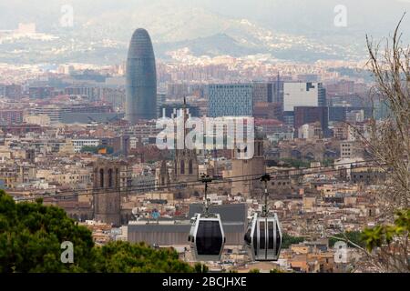 Paesaggio urbano di Barcellona che mostra la Cattedrale di Barcellona e Torre Glòries, con le funivie in primo piano, Spagna Foto Stock