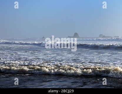 Wild Sea sulla Ruby Beach all'Olympic National Park di Washington Foto Stock