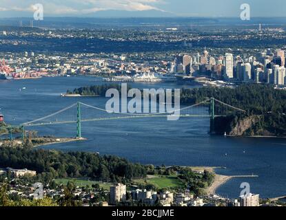 Vista dall'alto dal Cypress Provincial Park al Lion's Gate Bridge di Vancouver Foto Stock