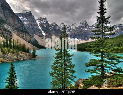 Vista dal Rockpell Trail Lookout sull'incantevole Parco Nazionale Moraine Lake Banff Foto Stock