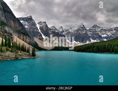 Vista dal Rockpell Trail Lookout sull'incantevole Parco Nazionale Moraine Lake Banff Foto Stock