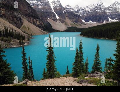 Vista dal Rockpell Trail Lookout sull'incantevole Parco Nazionale Moraine Lake Banff Foto Stock