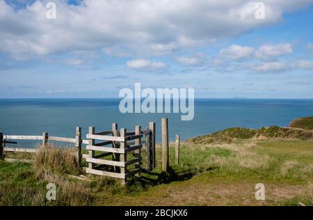 Le scogliere scoscese di Sandymouth Bay e la costa atlantica di Cornovaglia fanno una passeggiata stimolante lungo il sentiero della costa sud-occidentale Foto Stock