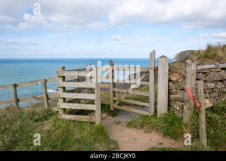 Le scogliere scoscese di Sandymouth Bay e la costa atlantica di Cornovaglia fanno una passeggiata stimolante lungo il sentiero della costa sud-occidentale Foto Stock