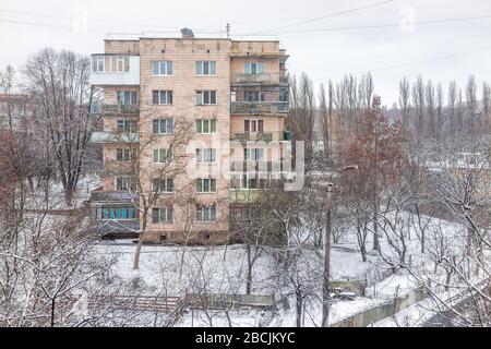 Vecchi appartamenti sovietici appartamenti a Rivne, Ucraina in inverno freddo neve tempo grigio cupo povertà architettura Foto Stock