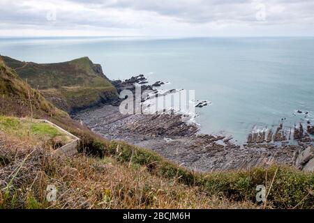 Le scogliere scoscese di Sandymouth Bay e la costa atlantica di Cornovaglia fanno una passeggiata stimolante lungo il sentiero della costa sud-occidentale Foto Stock