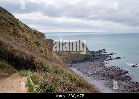 Le scogliere scoscese di Sandymouth Bay e la costa atlantica di Cornovaglia fanno una passeggiata stimolante lungo il sentiero della costa sud-occidentale Foto Stock