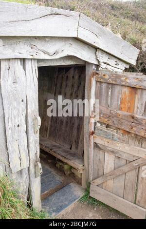 Il cartello in pietra del National Trust è chiaramente visibile dal South West Coast Path e segna il sentiero verso il basso fino al rifugio di Hawker Foto Stock