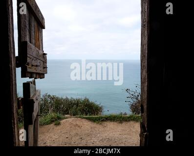 Il cartello in pietra del National Trust è chiaramente visibile dal South West Coast Path e segna il sentiero verso il basso fino al rifugio di Hawker Foto Stock