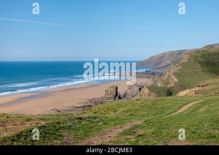 Le scogliere scoscese di Sandymouth Bay e la costa atlantica di Cornovaglia fanno una passeggiata stimolante lungo il sentiero della costa sud-occidentale Foto Stock