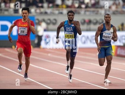 DOHA - QATAR - 30 SETTEMBRE: Zhenye Xie (CHN) Noah Lyles (USA) Alex Quiñónez (ECU) in gara nella 200m semi - finale durante il quarto giorno del 17th IAAF World Foto Stock