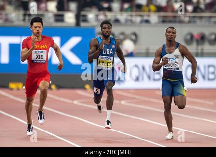 DOHA - QATAR - 30 SETTEMBRE: Zhenye Xie (CHN) Noah Lyles (USA) Alex Quiñónez (ECU) in gara nella 200m semi - finale durante il quarto giorno del 17th IAAF World Foto Stock