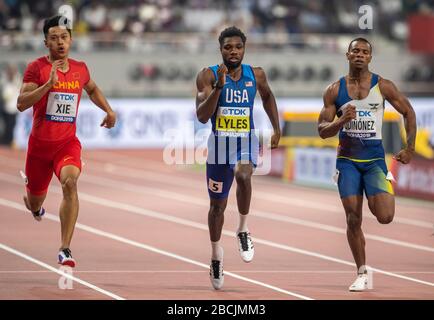 DOHA - QATAR - 30 SETTEMBRE: Zhenye Xie (CHN) Noah Lyles (USA) Alex Quiñónez (ECU) in gara nella 200m semi - finale durante il quarto giorno del 17th IAAF World Foto Stock