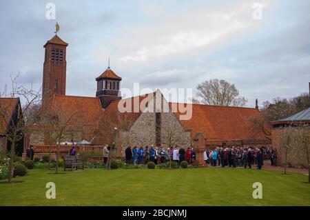 I pellegrini e i visitatori che partecipano alle stazioni della Croce camminano al Santuario di nostra Signora di Walsingham il Venerdì Santo per celebrare la storia di Cristo Foto Stock